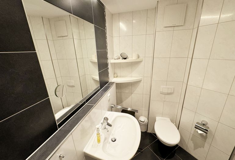 Badezimmer mit Waschplatz