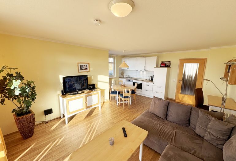 gemütlicher Wohn-und Essbereich mit Küchenzeile gemütlicher Wohn-und Essbereich mit Küchenzeile