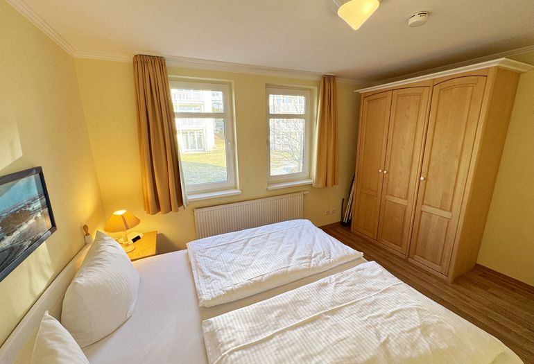 Hauptschlafzimmer mit Doppelbett und Kleiderschrank