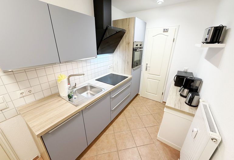 moderne Küchenzeile mit Backofen