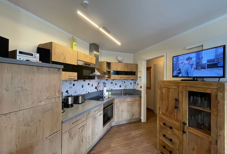 Moderne Küchenzeile mit Ceranfeld