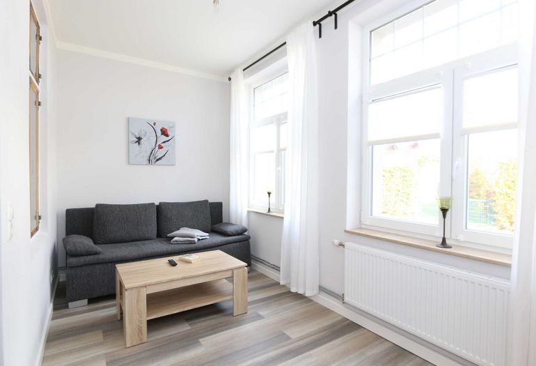 Wohnzimmer mit gemütlicher Couch Wohnzimmer mit gemütlicher Couch