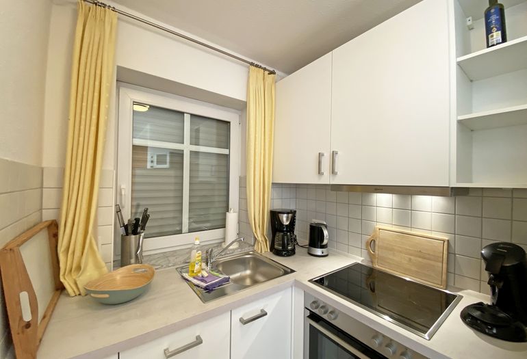 moderne Küchenzeile mit Kaffeemaschine