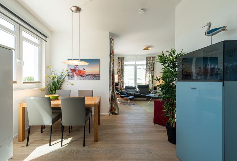 Blick aus der Küchenzeile zum Essplatz Blick aus der Küchenzeile zum Essplatz