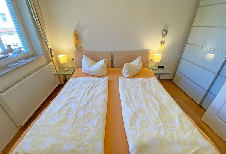 Schlafzimmer mit Kleiderschrank