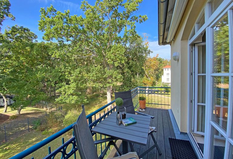 bestuhlter Balkon mit Blick ins Grüne