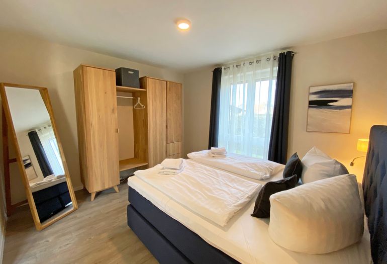 1.Schlafzimmer mit großem Kleiderschrank