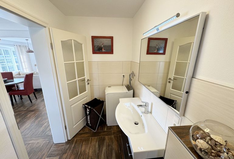Großer Spiegel im Gäste WC Großer Spiegel im Gäste WC