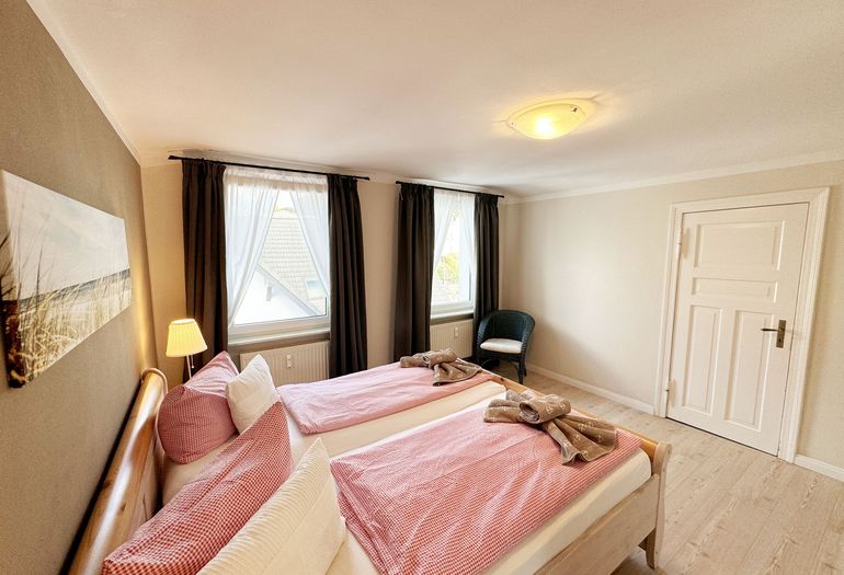 1. Schlafzimmer mit Zugang zum Badezimmer