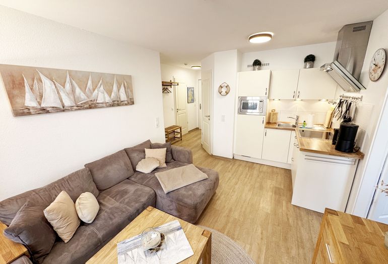 Küchenzeile mit angrenzendem Wohnbereich