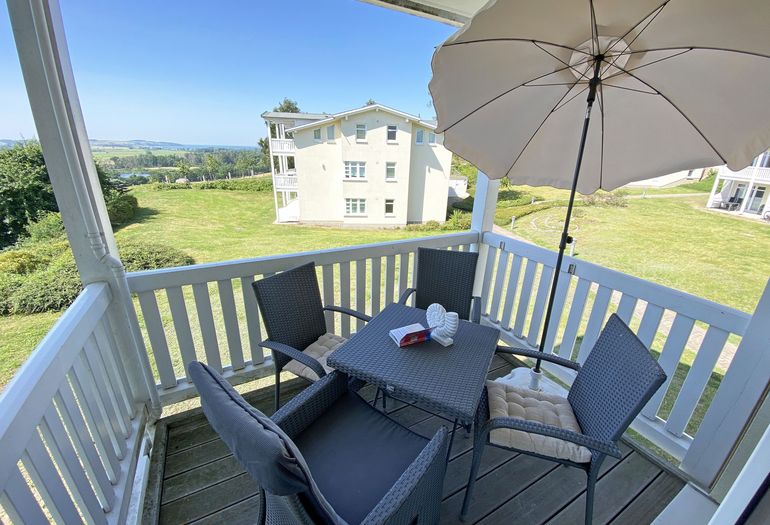 bestuhlter Balkon mit Sonnenschirm bestuhlter Balkon mit Sonnenschirm