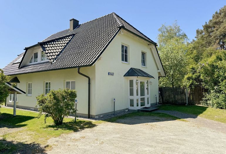 Haus Rügenwelle - Eingangsbereich und Parkplätze Haus Rügenwelle - Eingangsbereich und Parkplätze