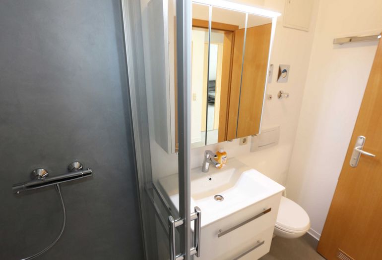 Badezimmer mit WC und Waschbecken