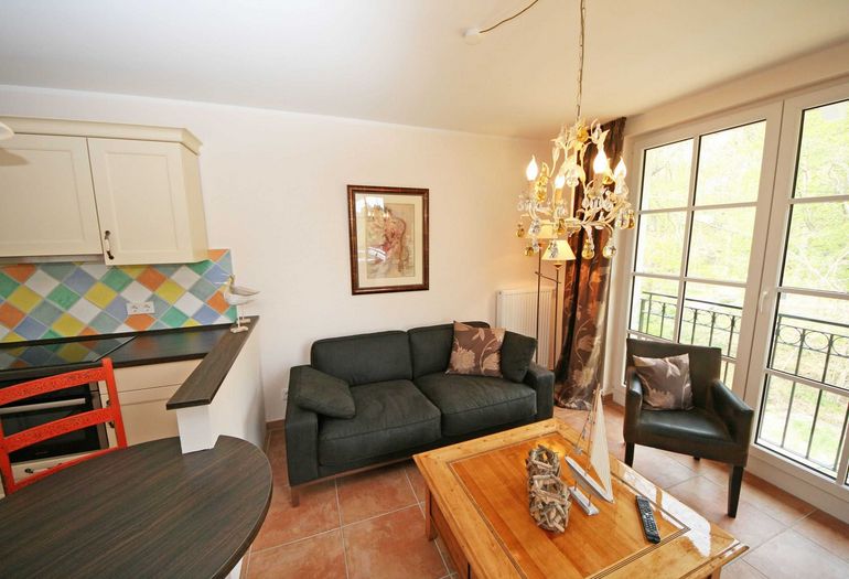 Wohnzimmer angrenzend an die Küchenzeile