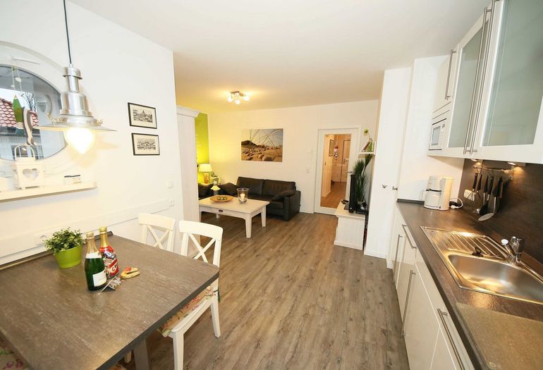 moderne Küchenzeile mit Mikrowelle