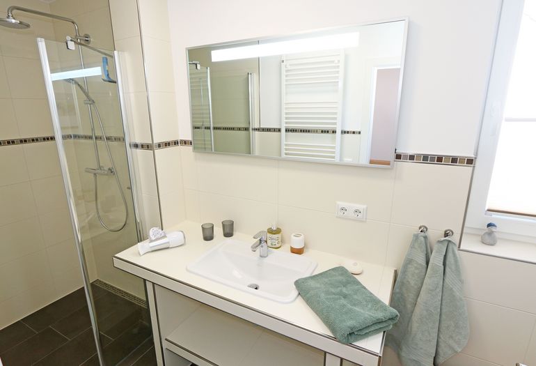 modernes Badezimmer modernes Badezimmer