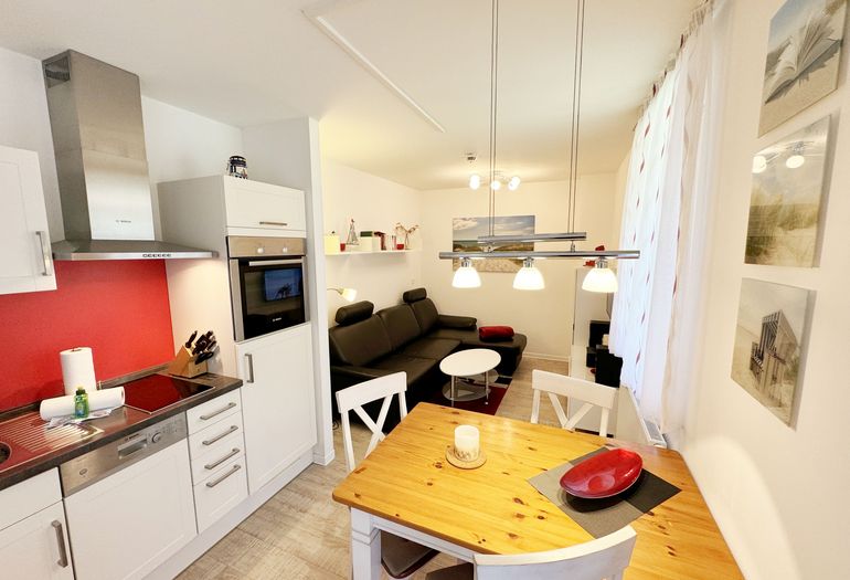 heller Wohnbereich mit angrenzender Küchenzeile heller Wohnbereich mit angrenzender Küchenzeile