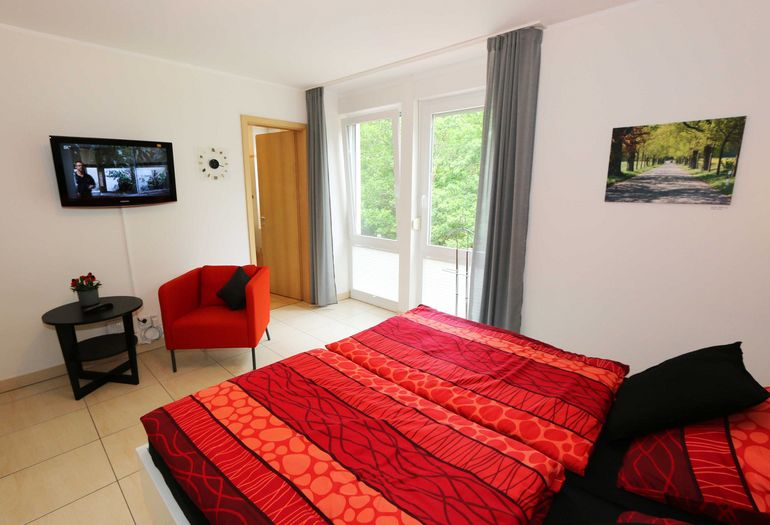 2.Schlafzimmer mit TV