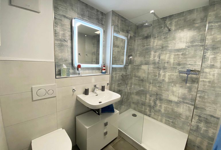 Badezimmer mit Dusche Badezimmer mit Dusche