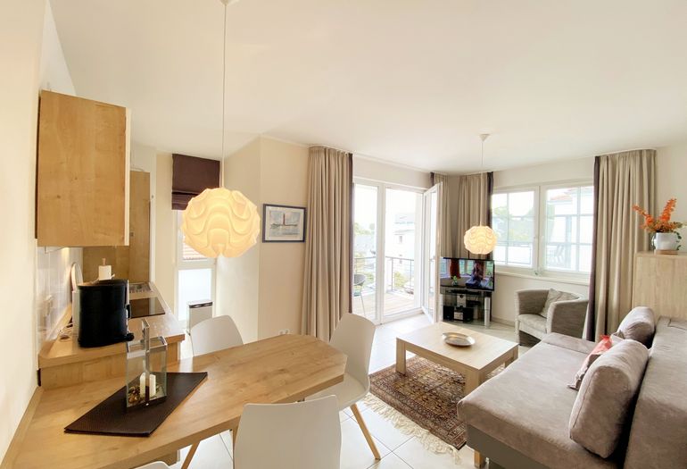 Wohnzimmer mit Esstisch und Couch Wohnzimmer mit Esstisch und Couch