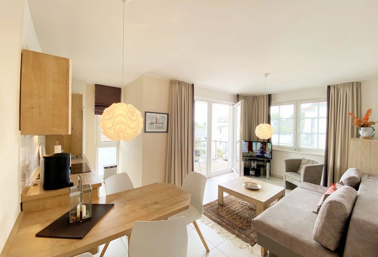 Wohnzimmer mit Esstisch und Couch
