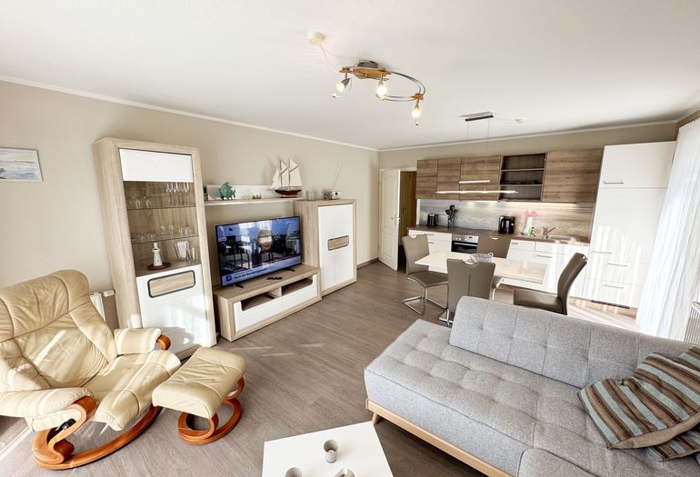 gemütlicher Wohn-und Essbereich mit Küchenzeile