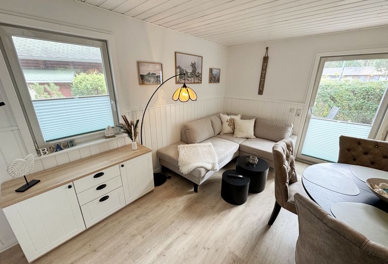 gemütlicher Wohnbereich mit Couch und Sideboard