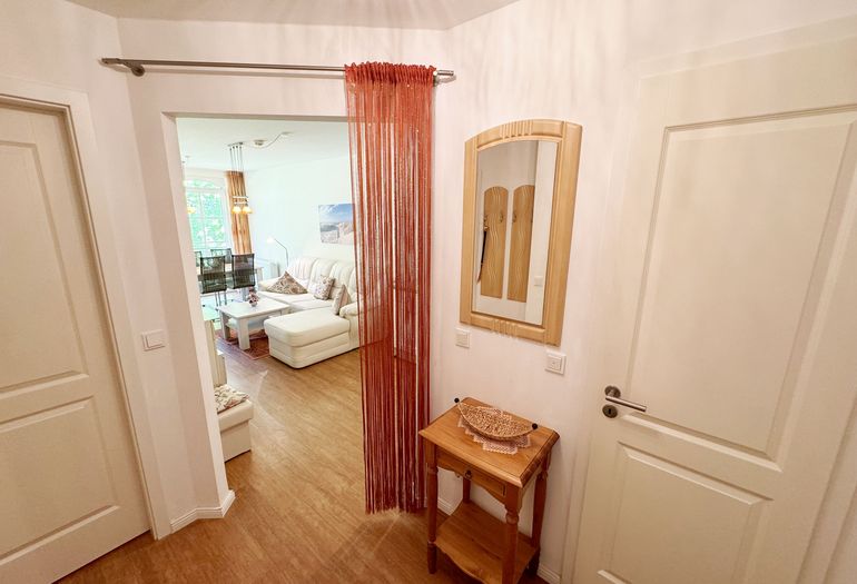 Flurbereich mit Blick in den Wohnbereich