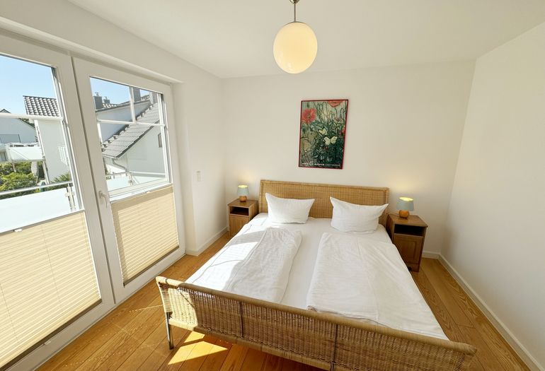 Schlafzimmer mit Doppelbett und Kleiderschrank