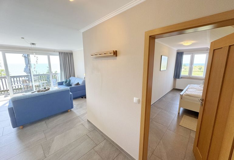 Flurbereich mit Blick ins Wohnzimmer sowie Schlafzimmer