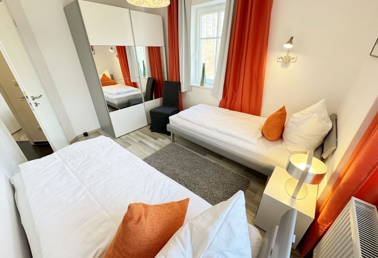Villa Wilhelmine WE 04 Schlafzimmer mit 2 Einzelbetten und Kleiderschrank Villa Wilhelmine WE 04 Schlafzimmer mit 2 Einzelbetten und Kleiderschrank