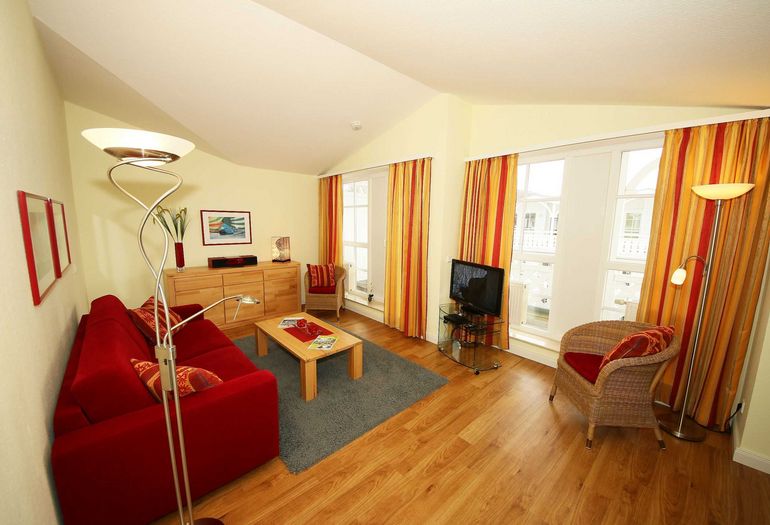 großer Wohnbereich mit TV großer Wohnbereich mit TV