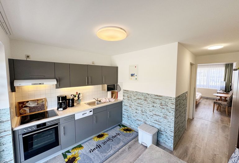 moderne Küchenzeile mit Backofen