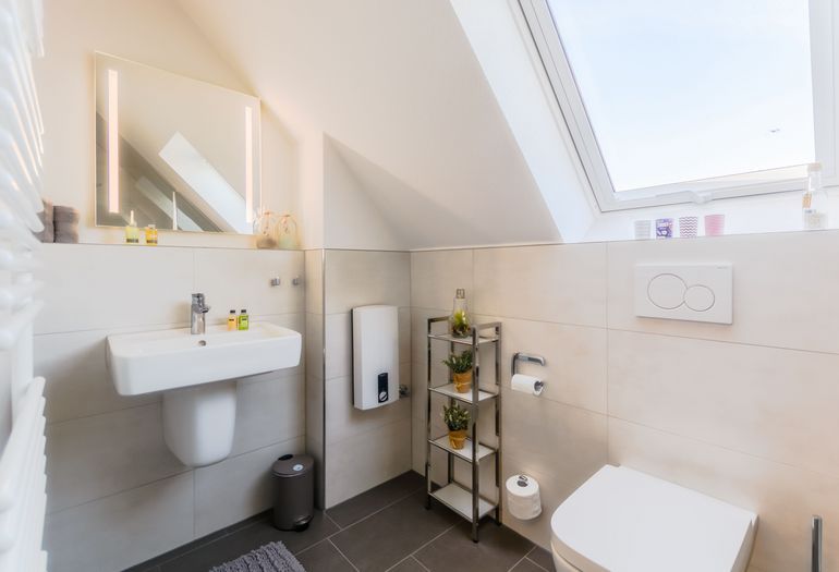 Badezimmer mit Waschbecken und WC Badezimmer mit Waschbecken und WC