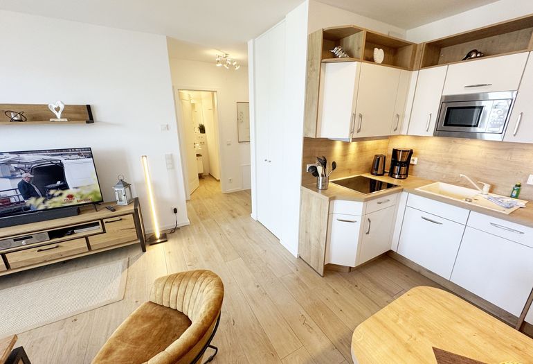 Blick in den Küchenbereich sowie Flur Blick in den Küchenbereich sowie Flur