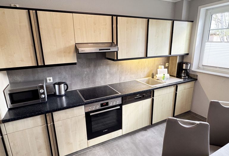 separate Küchenzeile mit diversen Küchenutensilien