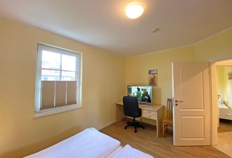 zweites Schlafzimmer mit Schreibtisch zweites Schlafzimmer mit Schreibtisch