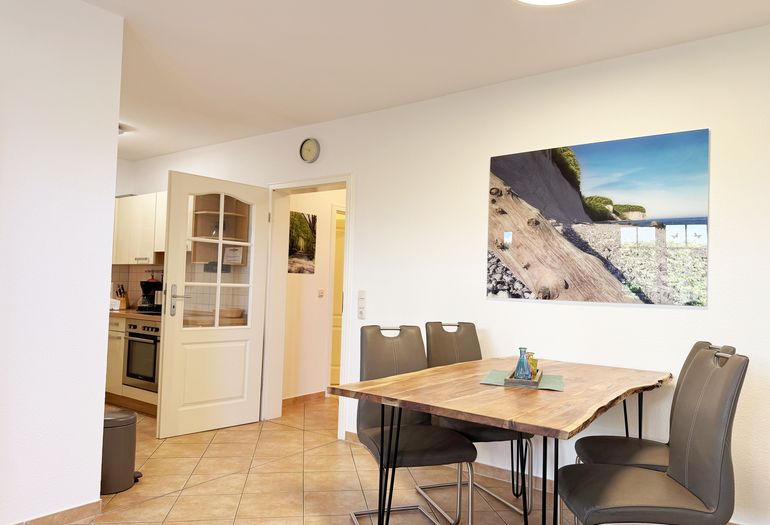 Essbereich mit Stühlen