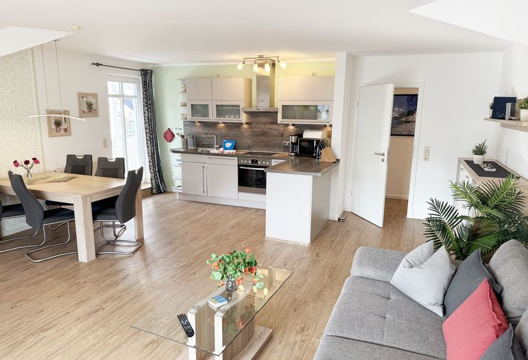 gemütlicher Wohn-und Essbereich mit Küchenzeile