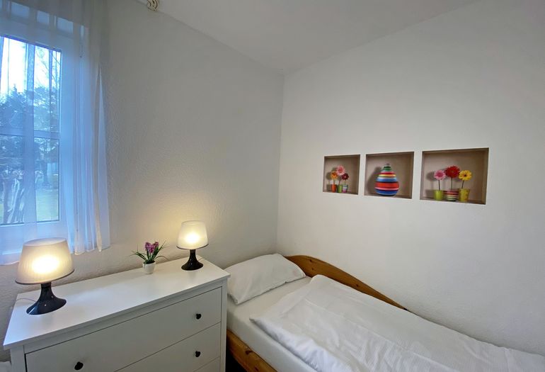 2. Schlafzimmer mit kleiner Kommode