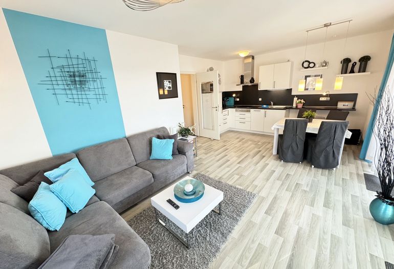 Villa Wilhelmine WE 04 Wohnzimmer mit Blick auf die Küchenzeile Villa Wilhelmine WE 04 Wohnzimmer mit Blick auf die Küchenzeile