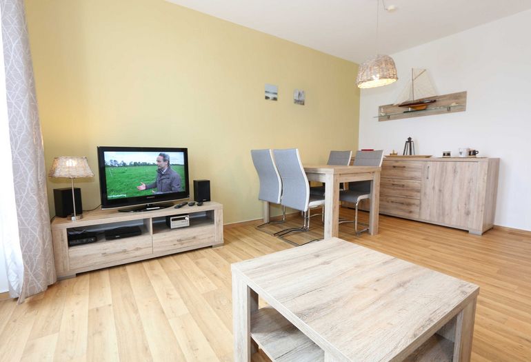 Wohnzimmer mit Blick zum Esstisch Wohnzimmer mit Blick zum Esstisch