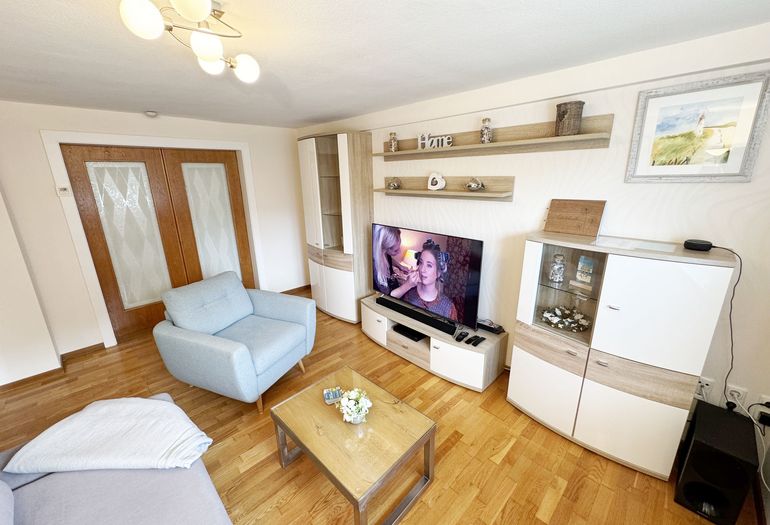 modernes Wohnzimmer mit Couch und Smart-TV
