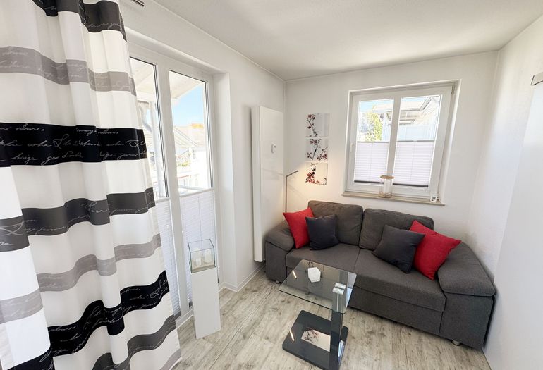 Wohnbereich mit gemütlicher Couch Wohnbereich mit gemütlicher Couch