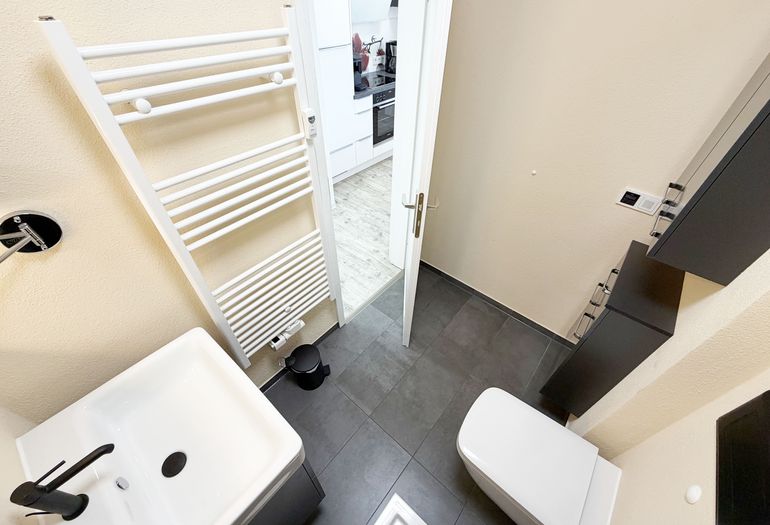 Bad mit Waschbecken, Dusche, WC, Kosmetikspiegel, Handtuchheizkörper