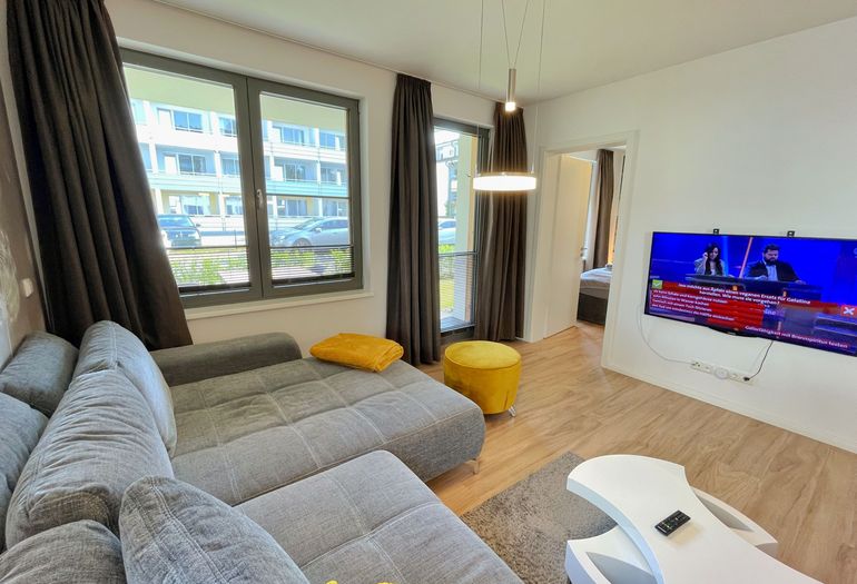 große Couch mit TV