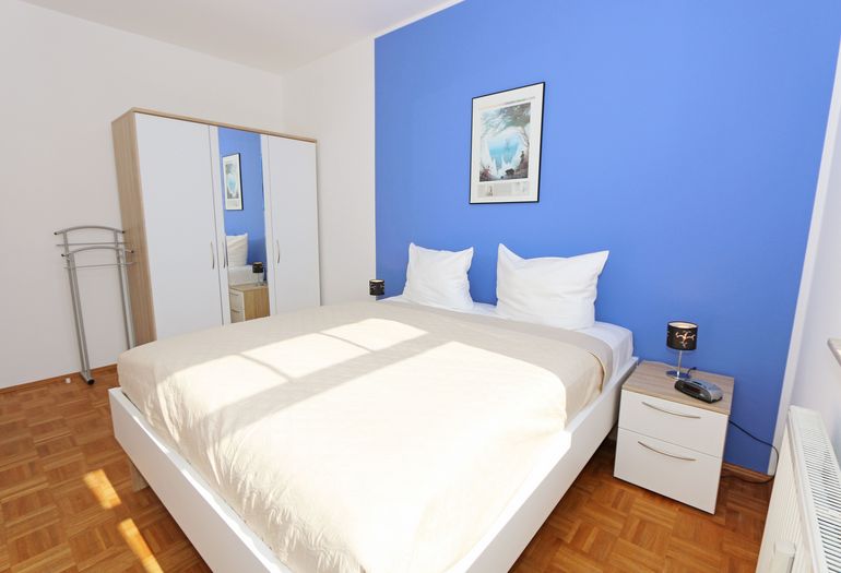 1. Schlafzimmer mit Kleiderschrank 1. Schlafzimmer mit Kleiderschrank