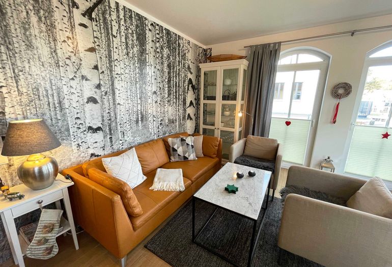 Wohnzimmer mit gemütlicher Couch Wohnzimmer mit gemütlicher Couch