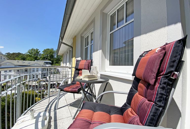 bestuhlter Balkon lädt zum Entspannen ein