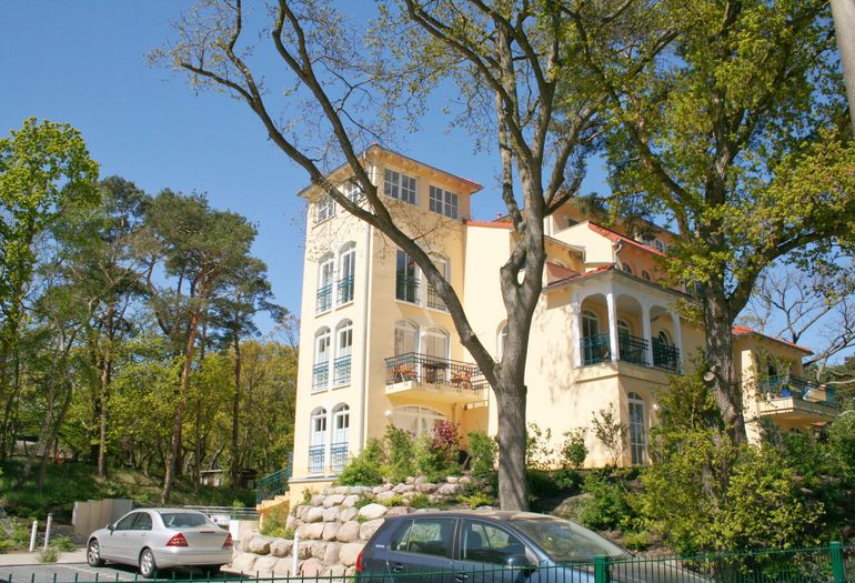 Blick vom Parkplatz auf das Haus